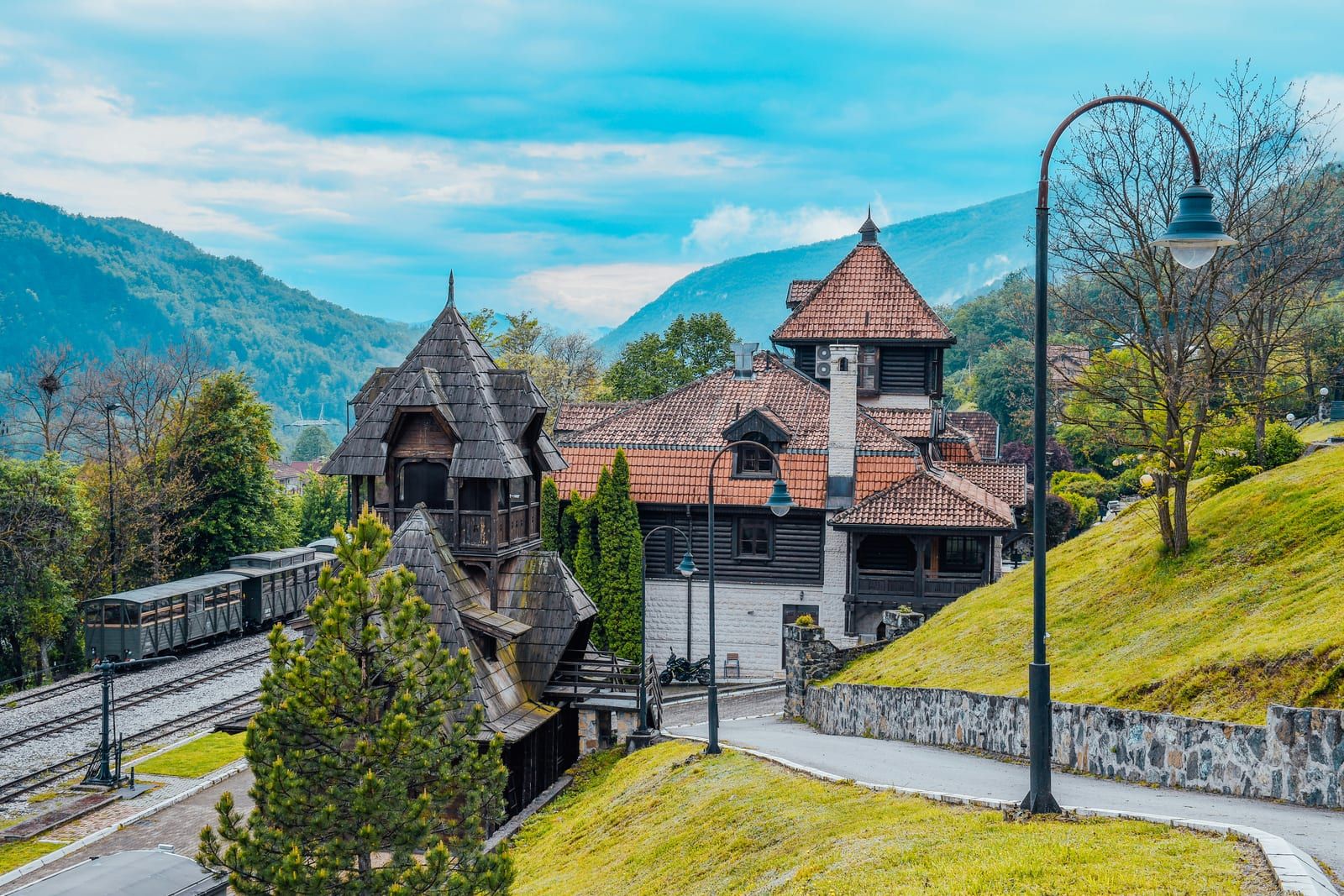 Drvena zgrada sa šindrom i uskotračni voz na železničkoj stanici na Šarganskoj osmici